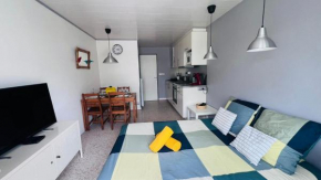 Studio dans quartier calme - climatisation - terrasse - parking - à 900m des plages et 400m des commerces